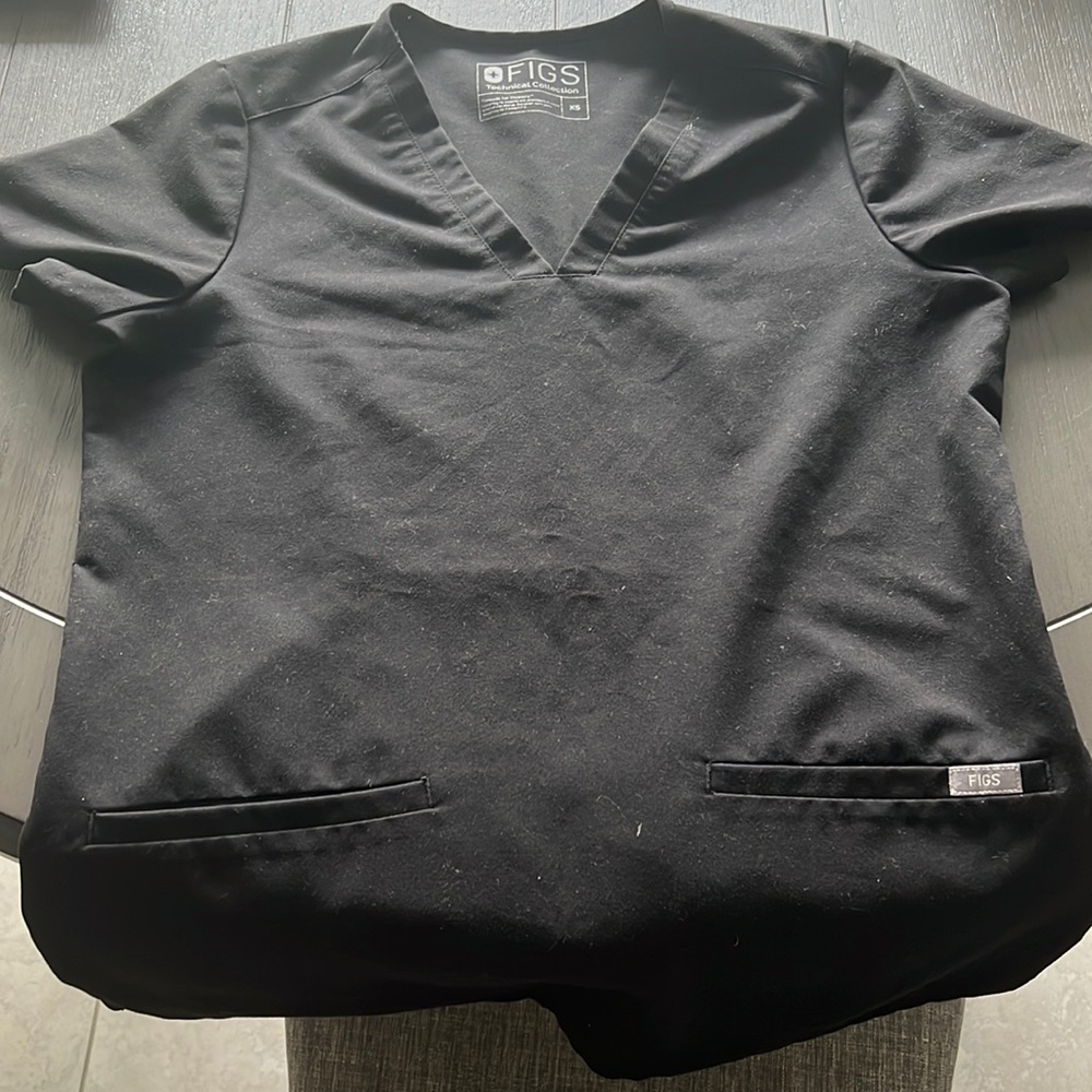 Figs Casma™ Three-Pocket Scrub Top